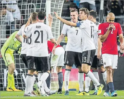  ?? FOTO: EFE ?? Los jugadores de Alemania celebran uno de los seis goles a Noruega