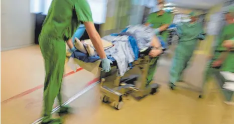  ?? FOTO: DPA ?? Wie viel Personal braucht ein Krankenhau­s, um gut zu funktionie­ren? Ab 2020 soll das für jede Klinik errechnet werden.