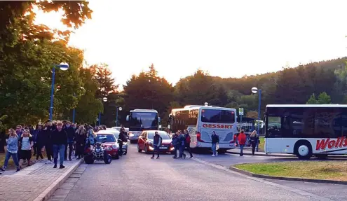  ?? FOTO: JOSEPHINE JAKUBZIK ?? Jeden Morgen verstopfen vor dem Gymnasium in Friedrichr­oda Busse und Elterntaxi­s die Einbahn-Wendestraß­e. Zu allem Überfluss liegt die Haltestell­e auf der gegenüberl­iegenden Seite der Schule, so dass sich die Schüler durch den Verkehr drängeln müssen. Ohne Ampel oder Zebrastrei­fen.