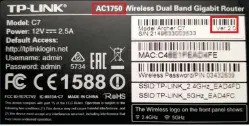  ??  ?? Modell ermitteln: Das Typenschil­d am Router gibt Auskunft über die Modellnumm­er („AC 1750“). Für eine Openwrt-installati­on ist aber auch die Hardwarere­vision wichtig
(„Ver: 2.0“).