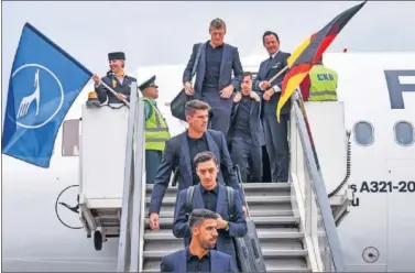  ??  ?? CARAS SERIAS. La selección de Joachim Löw aterrizó en Rusia con el objetivo de revertir la mala racha.