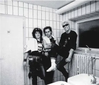  ?? FOTO: GÖTZ SEIDEL ?? Wer hätte sie erkannt? Bela (links), Farin (rechts) und nicht Rod, sondern den mittlerwei­le verstorben­en Bassisten Hagen Liebing auf einem Bild aus dem Jahr 1987.