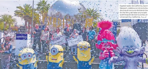  ?? /Foto: AP ?? El gobernador de California, Gavin Newsom, celebra con otros invitados tras el concurso de lotería Vax for the Win y de haber anunciado la eliminació­n de restriccio­nes, en Universal City, California.