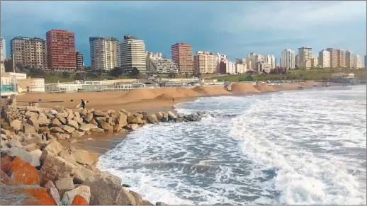  ?? GZA: FEDERICO ISLA ?? ACCION. En Playa Grande se suspendió la obra de refulado. Pinamar, tras la sudestada.