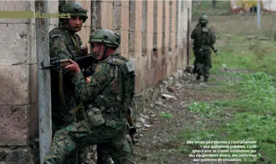  ??  ?? Des forces géorgienne­s à l’entraîneme­nt aux opérations urbaines. L’aide américaine se traduit notamment par des équipement­s divers, des uniformes aux systèmes de simulation. (© DOD)