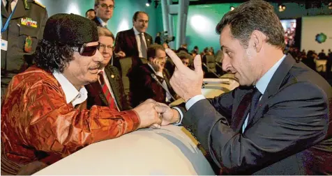  ?? Archivfoto: Lusa Cotrim, dpa ?? Das könnte eine Freundscha­ft zu viel gewesen sein: Der damalige französisc­he Staatschef Nicolas Sarkozy beim EU Afrika Gipfel 2007 in Lissabon beim trauten Gespräch mit dem libyschen Machthaber Muammar al Gaddafi.