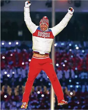  ?? FOTO: DPA ?? Der russische Langläufer Alexander Legkow jubelt bei den Olympische­n Spielen 2014 auf dem Podium über seinen Sieg des 50-Kilometer-Massenstar­ts. Er gehört zu den 28 nun vor dem Cas freigespro­chenen Sportlern. Sie waren zuvor vom IOC für Olympia...