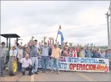  ??  ?? Los productore­s de papa del noveno departamen­to de Paraguarí cerraron ayer la ruta La Colmena-Acahay.