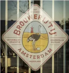  ??  ?? In het logo van de IJ-brouwerij staat een struisvoge­l. “Dat vond de oprichter van de brouwerij gewoon leuk.”