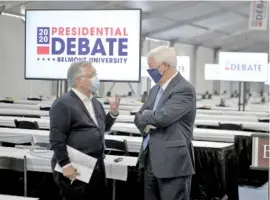  ?? PHOTO BY SHELLEY MAYS/ THE TENNESSEAN ?? Nashville Mayor John Cooper and Belmont University President Dr. Bob Fisher speak before a news conference in the presidenti­al debate media filing center on Friday at Belmont University.