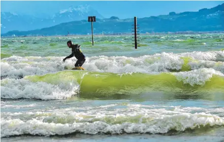  ?? FOTO: WOLFGANG SCHNEIDER ?? Eine am Bodensee selten gesehen Sportart wie das Wellenreit­en ermöglicht­e der starke Föhnsturm am Wochenende.