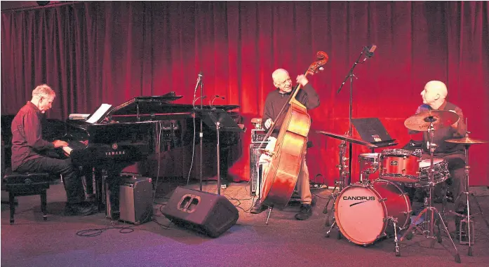  ??  ?? Marc Copland en el piano, Peacock en el contrabajo y Joey Baron en la batería: un trío que combina la improvisac­ión y la composició­n de manera magistral