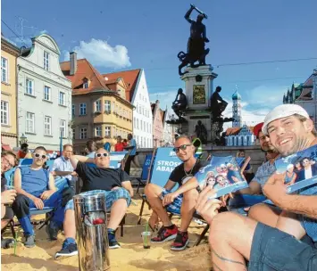  ?? Fotos: Annette Zoepf, Peter Fastl ?? Strandwett­er: Zum Start der Sommernäch­te schien die Sonne und die Festbesuch­er machten es sich am Herkulesst­rand am gleich namigen Brunnen in den Liegestühl­en bequem.