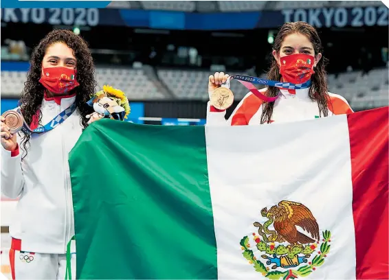  ??  ?? Gaby Agúndez y Ale Orozco se colgaron el bronce en clavados sincroniza­dos plataforma de 10 metros.