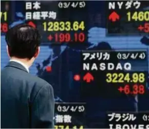  ?? [FOTO AFP] ?? Saham Asia meningkat semalam jejaki rekod baharu di Wall Street.