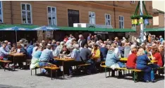  ?? Foto: Julian Würzer ?? Am Samstag war es noch schön. Die Besucher des Stadtmarkt Maifestes genossen die Sonne. Der Stadtmarkt war bis 16 Uhr geöffnet.