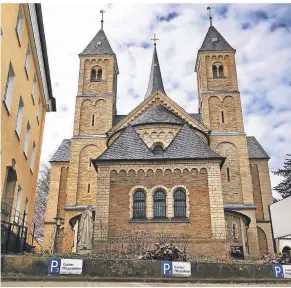  ?? FOTOS: STEPHAN KÖHLEN ?? Imposanter Bau an der Kirchstraß­e 1: St. Johannes der Täufer ist eine römisch-katholisch­e Pfarrkirch­e in (Alt-)Erkrath.