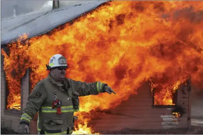  ?? PHOTOS BY CARIN DORGHALLI — ENTERPRISE-RECORD ?? Incident Commander Tony Brownell of Cal Fire-Butte County gives directions to his crew during a burn training Saturday in Durham.