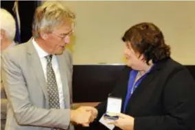  ?? FOTO MARC GYSENS ?? Herman Goossens krijgt uit handen van minister Maggie De Block een oorkonde uitgereikt.