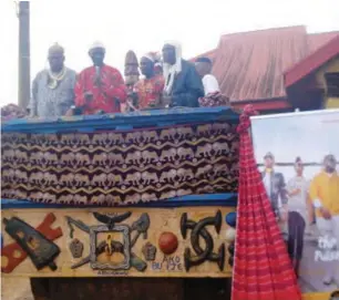  ??  ?? he old man (2ndL) accompanie­d by others, blesses kolanut while pouring libation from atop the podium at Amaikpe village square.