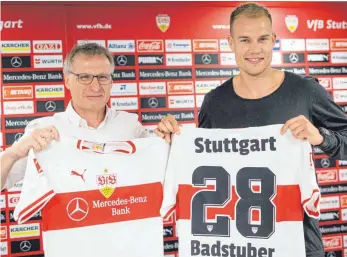  ?? FOTO: DPA ?? Auf ein Neues: Michael Reschke und Holger Badstuber (re.) mit dem neuen Trikot des VfB Stuttgart.