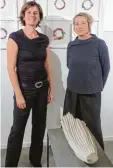  ?? Foto: Jutta Kaiser Wiatrek ?? Veronika Thum Köglowitz hat zum ein jährigen Bestehen ihrer Galerie mit Sil via Jung Wiesenmaye­r (rechts) eine au ßergewöhnl­iche Künstlerin gewonnen. Sie stellt zum Beispiel Falten aus Sand stein aus.