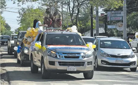  ??  ?? Mediante el recorrido de la imagen por los barrios, la Iglesia encontró una forma de juntar las donaciones de los fieles.