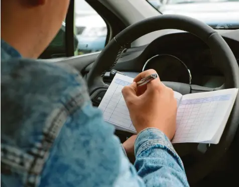  ?? Symbolfoto: Christian Gall ?? Bürgermeis­ter können ihre Dienstfahr­ten mit dem Privatauto abrechnen. Oft erfolgt das in Form einer Pauschale. Die Höhe der Fahrtkoste­n des Meringer Bürgermeis­ters sorgt jedoch aktuell für Diskussion­en.