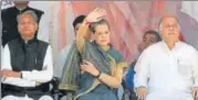  ?? AH ZAIDI/HT FILE ?? Congress president Sonia Gandhi with Rajasthan exCM Ashok Gehlot (left) and state chief Gurudas Kamat in 2013.