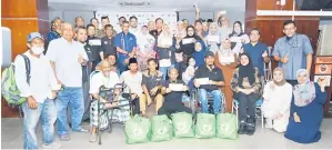  ?? — Gambar Bernama ?? SUMBANGAN: Dr Noorul (enam, kiri) bersama bekas atlet kebangsaan pada majlis penyerahan sumbangan Ramadan Al-Mubarak Yakeb, semalam.