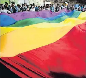  ?? SANJEEV GUPTA / EFE ?? La manifestac­ión de la comunidad gay ayer en Bhopal (India)