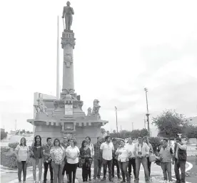  ?? LILIA OVALLE ?? Reporteros de diferentes fuentes se reunieron en la Plazuela Juárez.