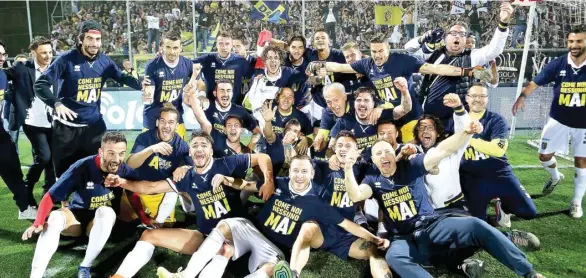 ?? SIMONE ARVEDA/EPA’ ?? KAMI KEMBALI: Pemain Parma merayakan sukses meraih tiket promosi ke Serie A setelah mengalahka­n Spezia dengan skor 2-0 di La Spezia kemarin.