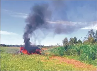  ??  ?? La familia Fariña responsabi­lizó al intendente de Capiibary de instigar a la violencia en la zona donde quemaron una sembradora días atrás.