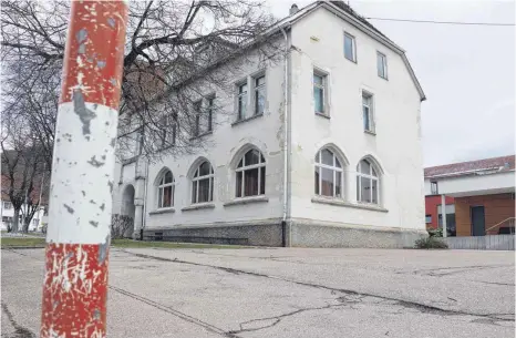  ?? FOTO: KOU ?? Der Putz bröckelt und bald schon soll das Schulhaus 1904 abgerissen werden – dagegen wehren sich Bürger jetzt mit einer Unterschri­ftenaktion.