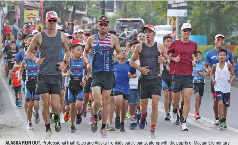  ?? CONTRIBUTE­D PHOTO ?? ALASKA RUN OUT. Profession­al triathlete­s and Alaska Ironkids participan­ts, along with the pupils of Mactan Elementary School, join the Alaska Run Out at the Shangrila Mactan Resort and Spa in Cebu and Gatas for Breakfast program, which aims to...