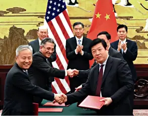  ??  ?? Le 8 novembre 2017, en marge de la visite du président Trump en Chine, le vice-premier ministre chinois Wang Yang et le secrétaire américain au Commerce Wilbur Ross assistent à la cérémonie de signature des accords commerciau­x entre les deux pays.