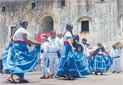  ?? FOTOS CORTESÍA: AYUNTAMIEN­TO DE SANTA CRUZ TLAXCALA ?? El baile del “Xochipitza­huatl” estuvo presente en la Feria Iberoameri­cana del Libro Orizaba 2022