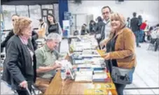  ??  ?? Le 18 novembre dernier, Sabine Geil-Gomez, maire, accueillai­t Laurent Robène et sa mère Marguerite Robène-Denègre, au salon du livre à Pechbonnie­u