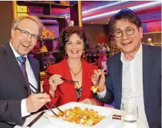  ?? Foto: Stoll ?? Bürgermeis­ter Stephan Winter, Simone Hundegger und Betreiber Ken Ho freuen sich gemeinsam über die Eröffnung des „Asiapalast­es“in Mindelheim.