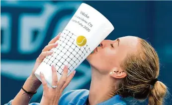  ?? FOTO MAFRA – MICHAL RŮŽIČKA ?? Petra Kvitová líbá první trofej po koronaviro­vé krizi, kterou vybojovala doma v Praze
STANISLAV KUČERA