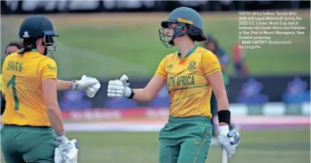  ?? DAVE LINTOTT BackpagePi­x ?? SOUTH Africa batters Tamzin Brits
(left) and Laura Wolvaardt during the 2022 ICC Cricket World Cup match between the South Africa and Pakistan at Bay Oval in Mount Maunganui, New Zealand yesterday.
|