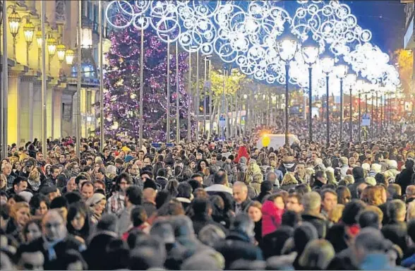  ?? ÀLEX GARCIA / ARCHIVO ?? Miles de personas inundaban el Portal de l’Àngel, en Barcelona, en el primer festivo de la campaña de Navidad de hace dos años