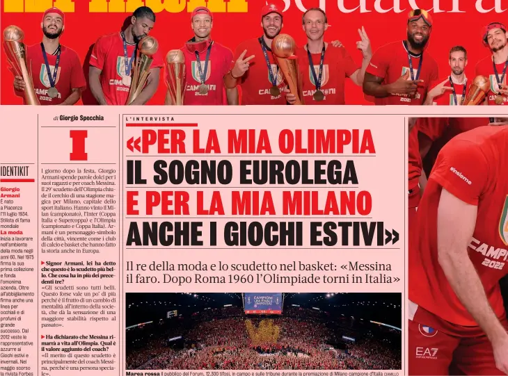  ?? CIAMILLO ?? Marea rossa Il pubblico del Forum, 12.300 tifosi, in campo e sulle tribune durante la premiazion­e di Milano campione d’Italia