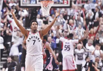  ?? - La Presse canadienne ?? Kyle Lowry (7) et les Raptors connaissen­t de bons moments sous la gouverne de l’entraîneur Dwane Casey.