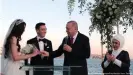  ??  ?? Juni 2019: Präsident Erdogan (2.v.r) und Ehefrau Emine (r.) bei Özils Hochzeit mit der Schauspiel­erin Amine Gülse (l.)