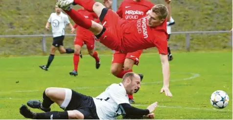  ?? Foto: Georg Fischer ?? Wörnitzste­ins Matthias Dietrich im Landeanflu­g auf Wertingens am Boden liegenden Torjäger Valentin Jaumann. Beim 3:3 im Top-Spiel der Kreisliga Nord schenkten sich bei- de Teams nichts.