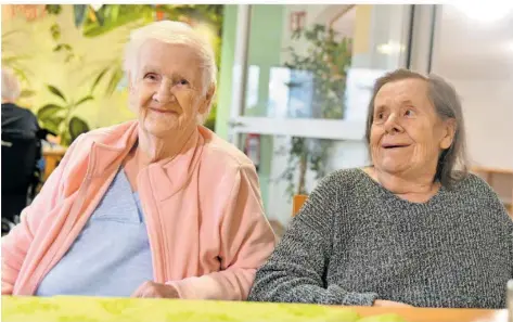  ?? FOTO: BECKERBRED­EL ?? Maria Klicker (89, links) aus Dudweiler und Elfriede Recktenwal­d (87) aus Sulzbach haben im Seniorenze­ntrum der Arbeiterwo­hlfahrt ein verspätete­s Weihnachts­wunder erlebt: Sie haben sich nach Jahrzehnte­n wieder getroffen.