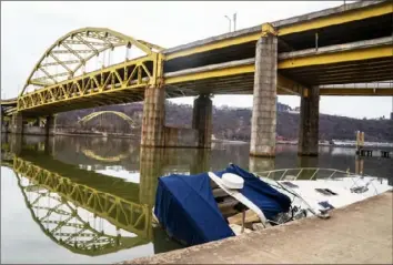  ?? Lucy Schaly/Post-Gazette ?? The 31-foot Bayliner was left near the Fort Duquesne Bridge sometime last summer.