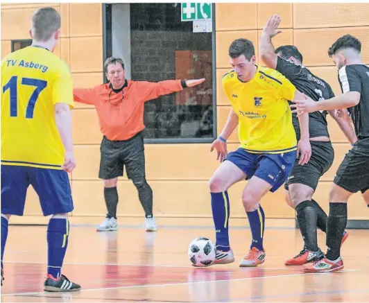  ?? FOTO: VOLKER HEROLD ?? Gastgeber und Organisato­r TV Asberg (in Gelb) will beim Stadtpokal auch sportlich eine gute Rolle spielen.